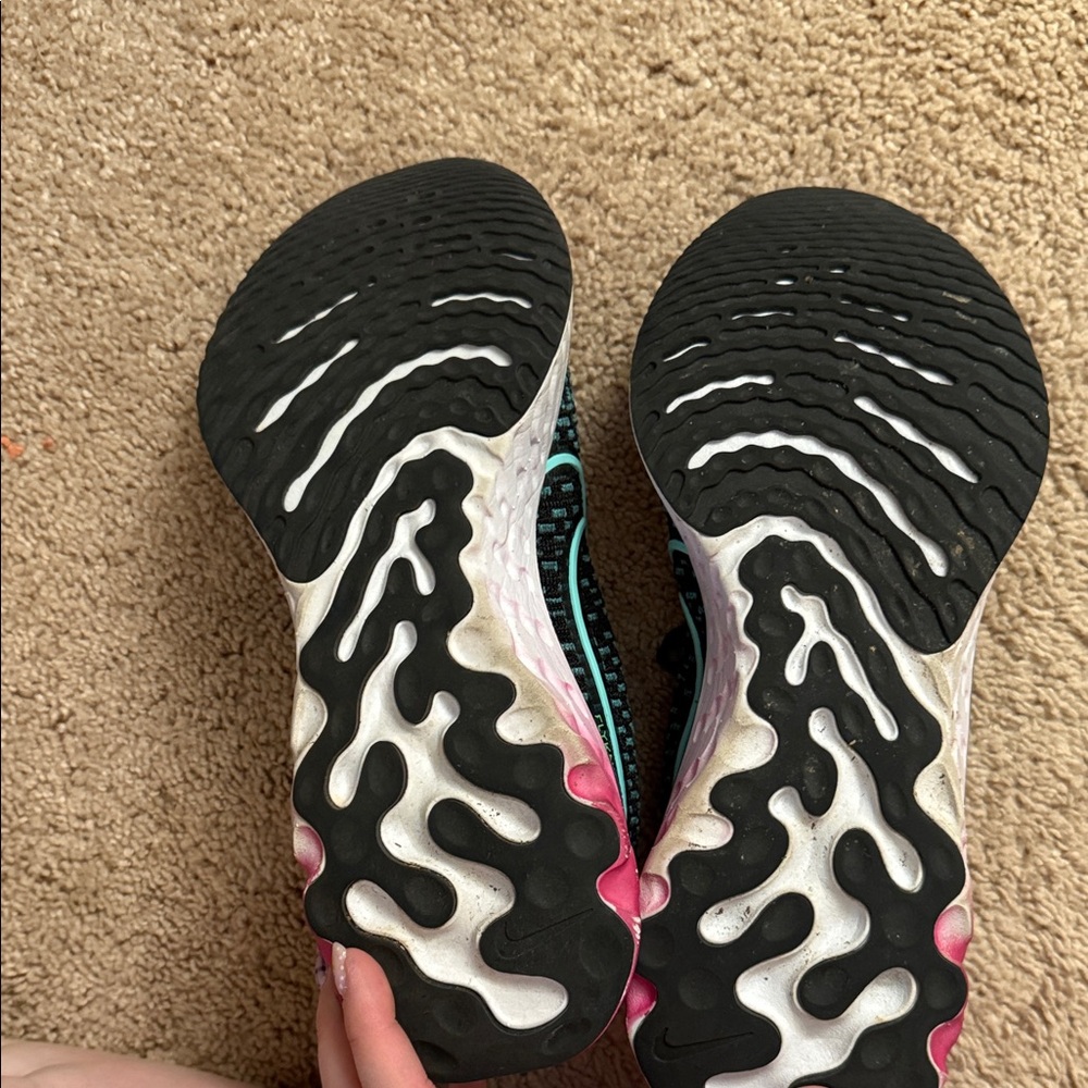 Nike Womens Flyknit Running Shoes - Picture 7 of 8